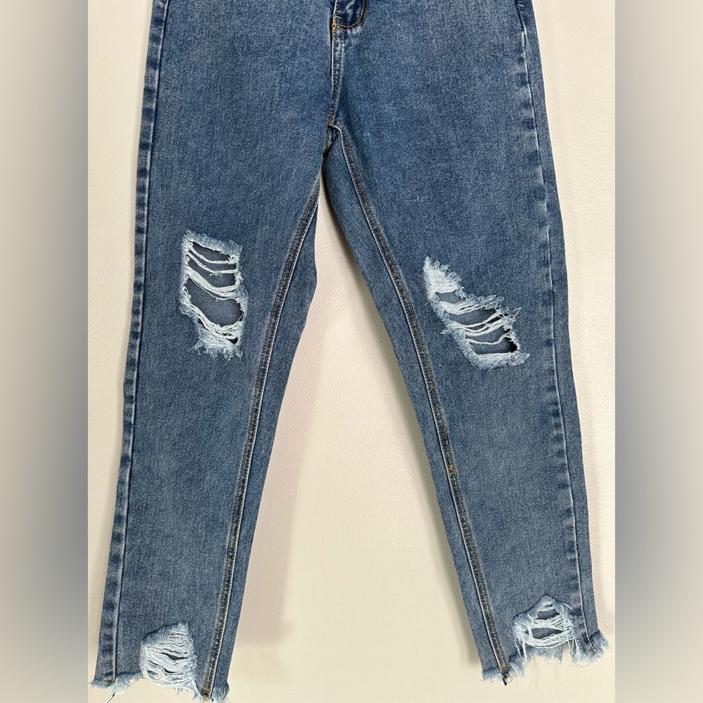 PrettyLittleThing Raw Hem Knee Rip Slim Fit Mom Jeans size US 0 - Picture 2 of 9